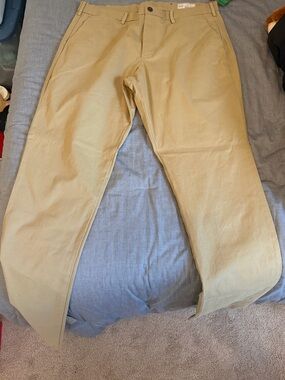 GAP Men's Khaki Tan Chinos